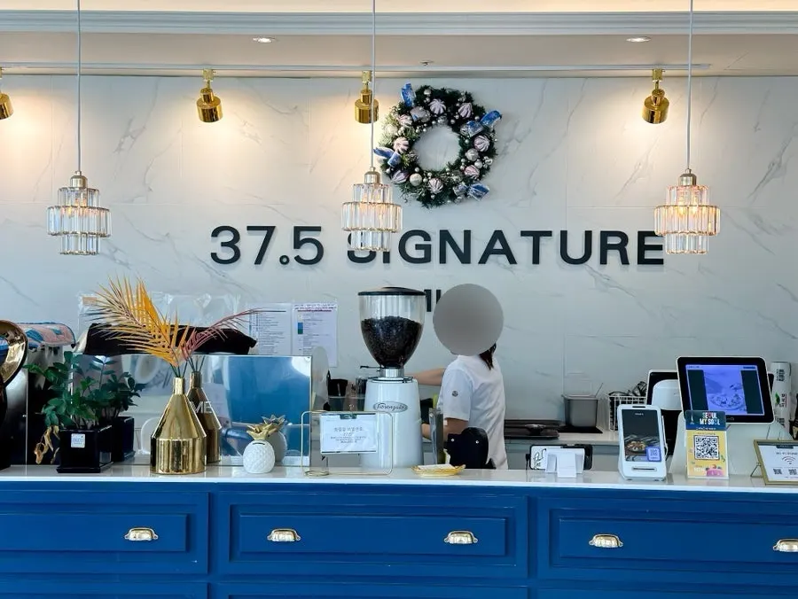 A meal at a Seongbuk brunch café with a relaxed atmosphere