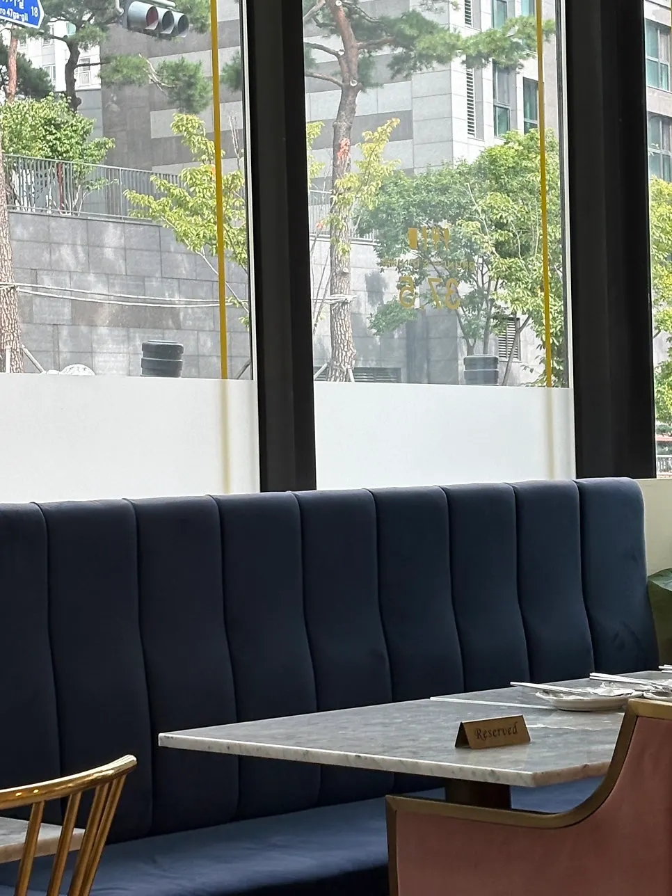 The atmosphere at 37.5 Signature Mia Branch