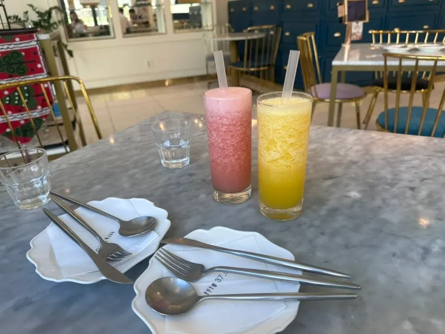 Grapefruit juice and orange juice served first