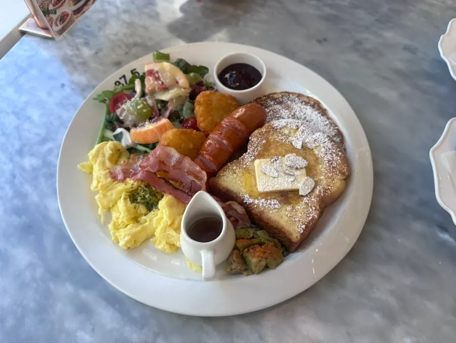 A beautifully plated American brunch dish