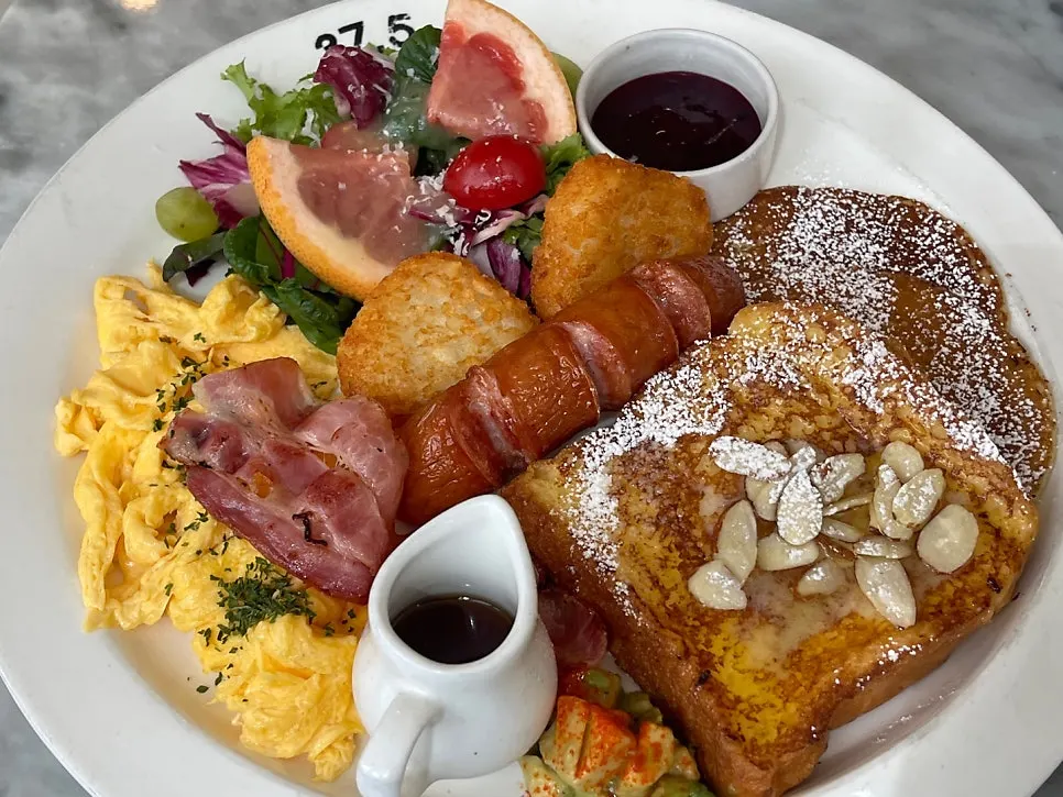 Generous classic American-style brunch plate