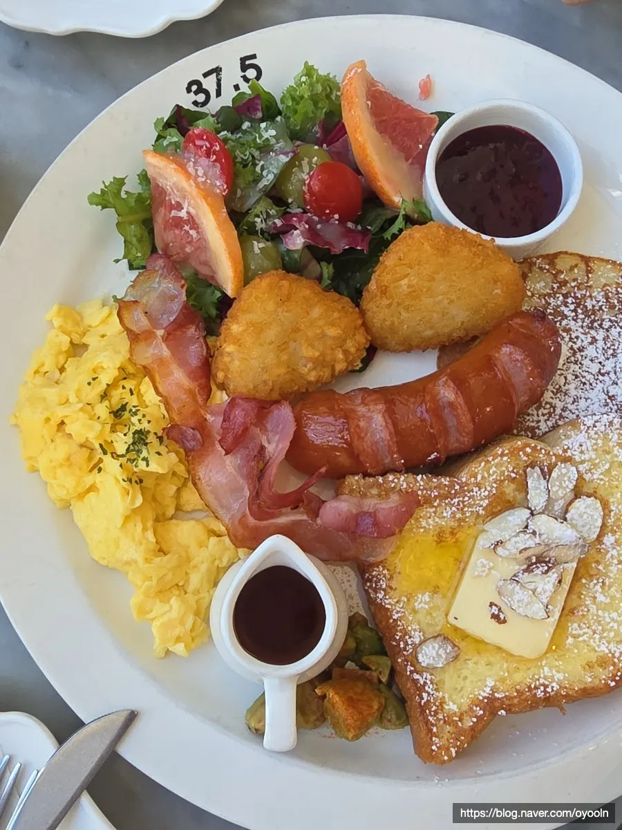 Piring brunch ala Amerika dengan French toast dan pancake