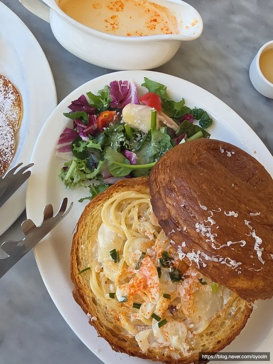 Pasta krim telur ikan pollack di dalam roti Mont Blanc