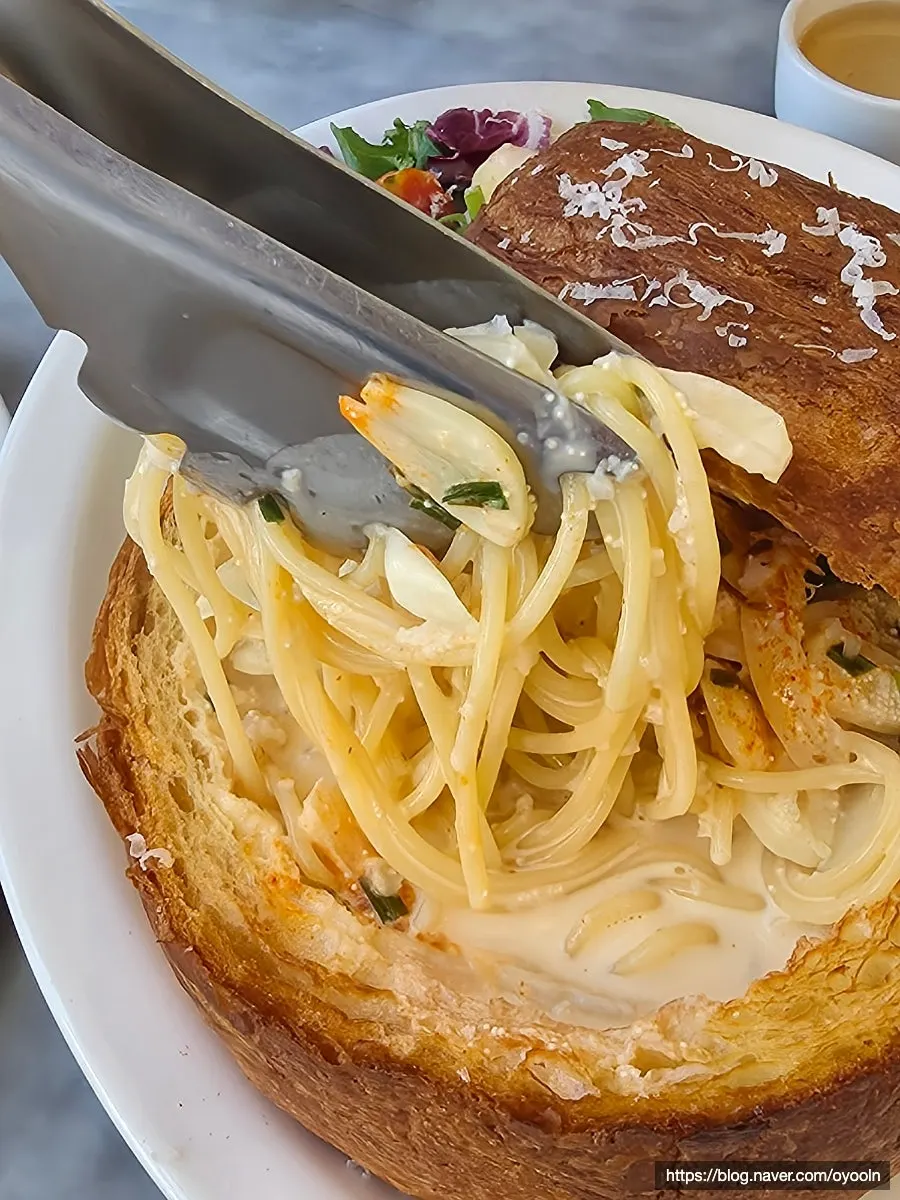 Pasta krim telur ikan pollack dengan saus tambahan