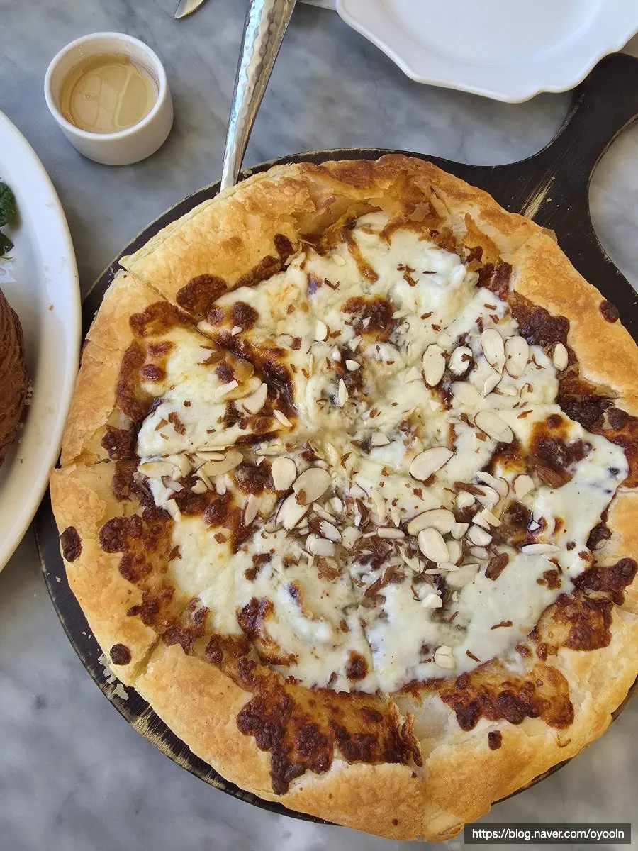 Pizza gorgonzola dengan adonan tipis