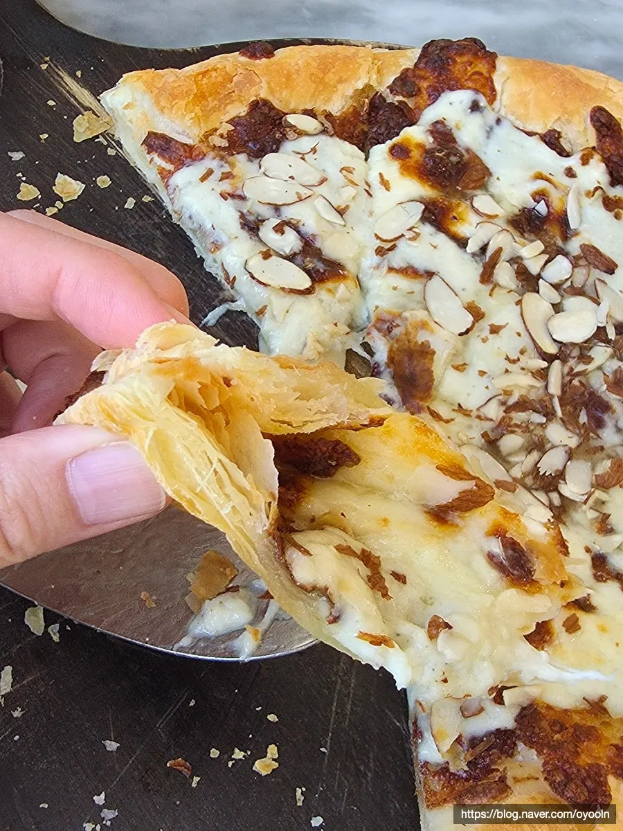 Potongan pizza gorgonzola dicelup sirup