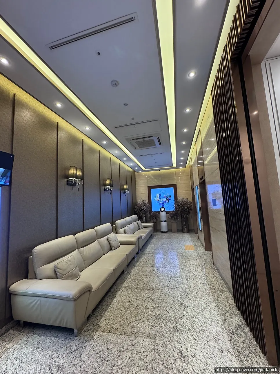 Su Noraebang Mia Branch lobby with sofas