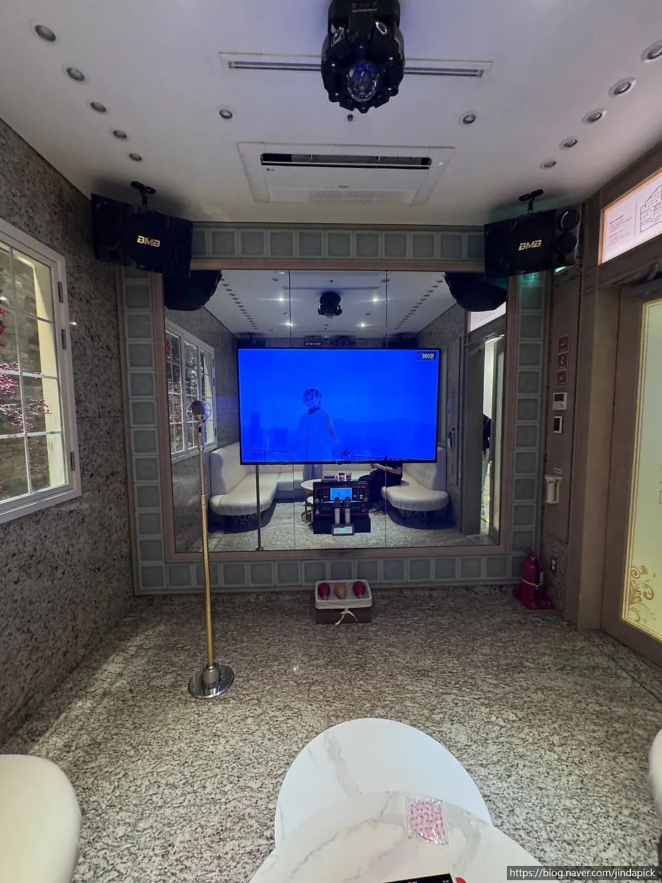 Su Noraebang Gold Room with a huge screen