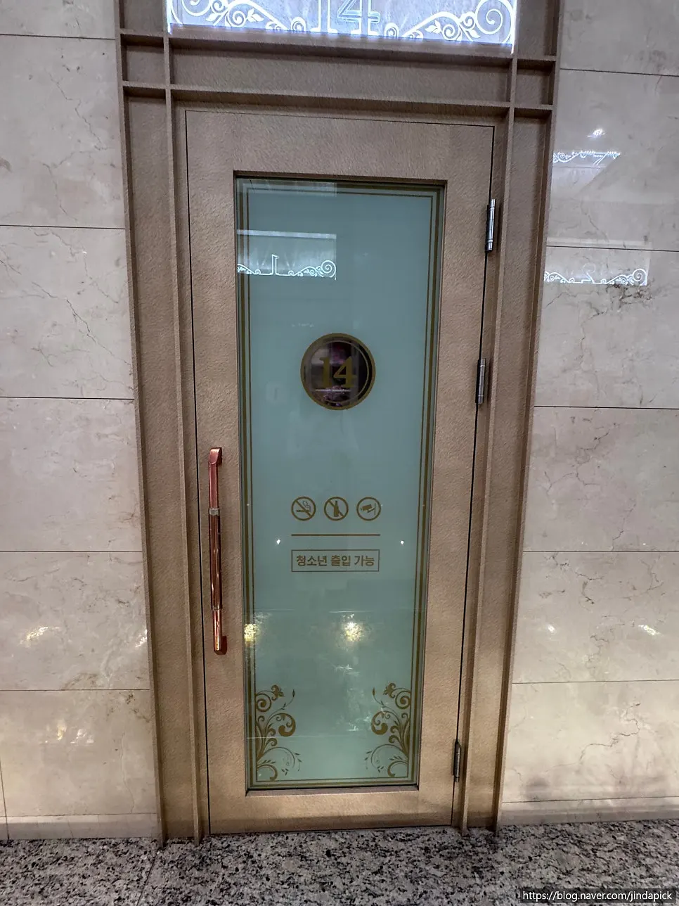 Spacious room introduced as a <Married Woman Killer> filming location