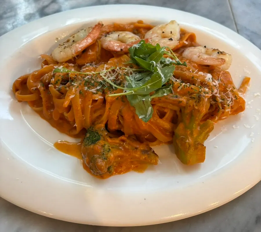 Butter shrimp rosé pasta dengan udang berukuran besar