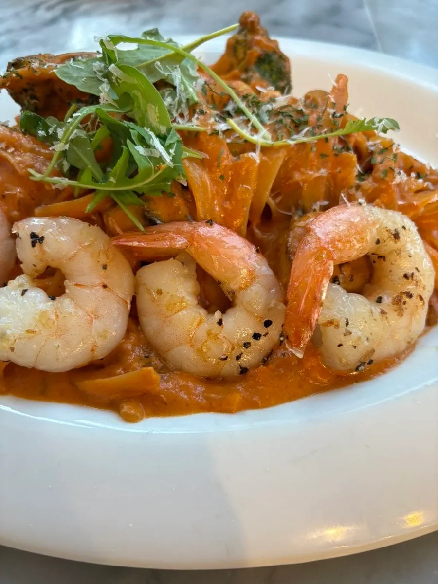 Foto vertikal rosé pasta dengan udang panggang mentega