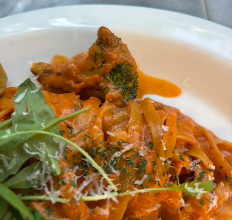 Mi berlumur saus rosé bersama brokoli