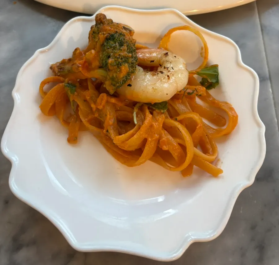 Piring pasta dengan sisa saus rosé yang kental