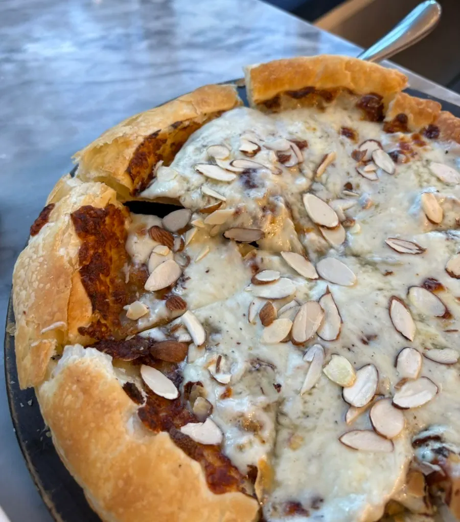 Dough pinggir pizza gorgonzola dengan tekstur berlapis