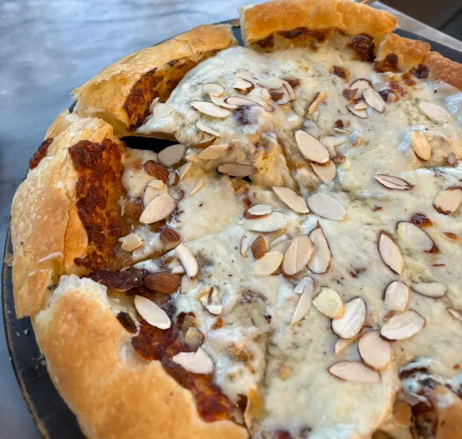 Bagian tengah pizza gorgonzola dengan keju meleleh