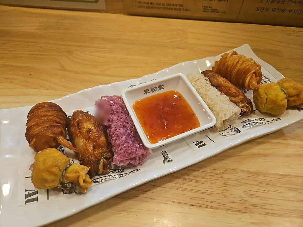 Assorted appetizer platter with 5 types, 8 pieces