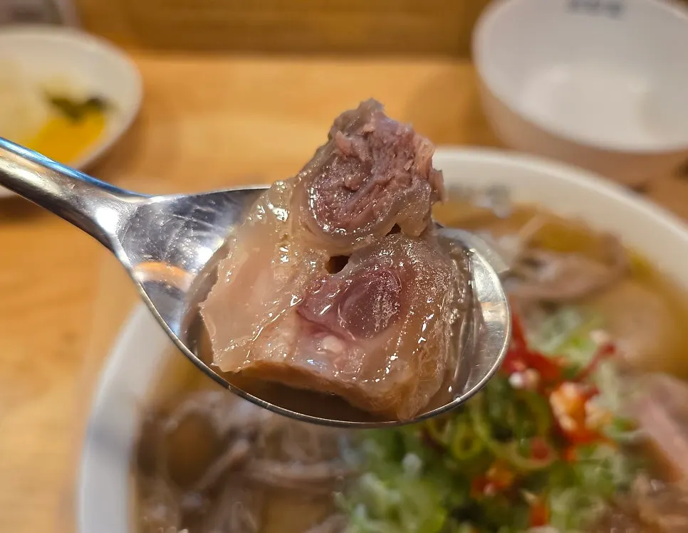 미분당 쌀국수 국물과 고기 토핑 클로즈업