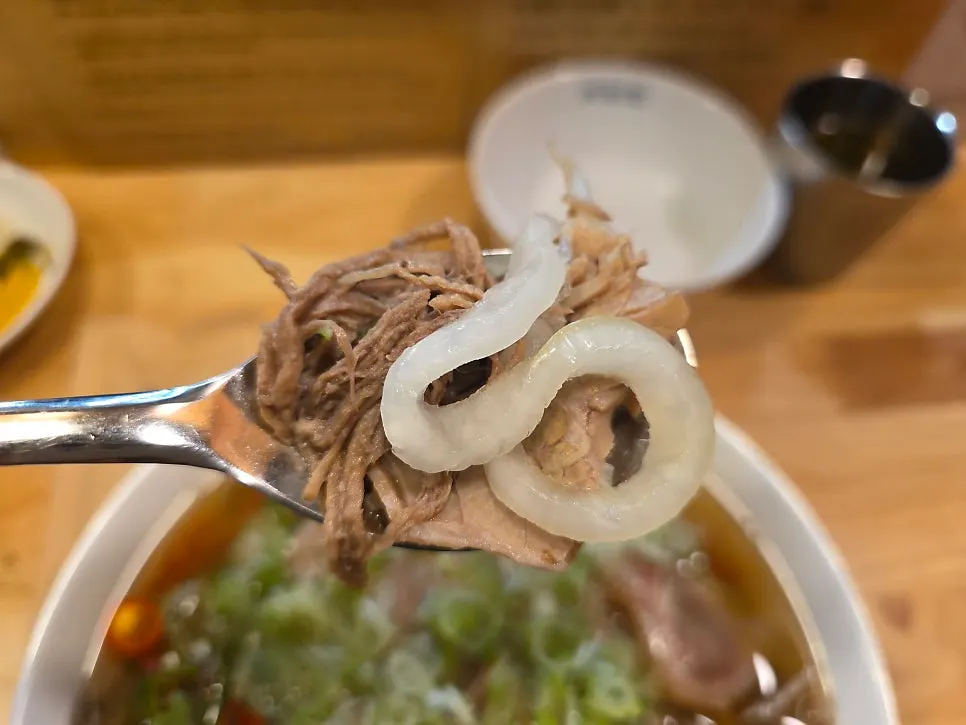여러 종류의 고기가 담긴 미분당 쌀국수
