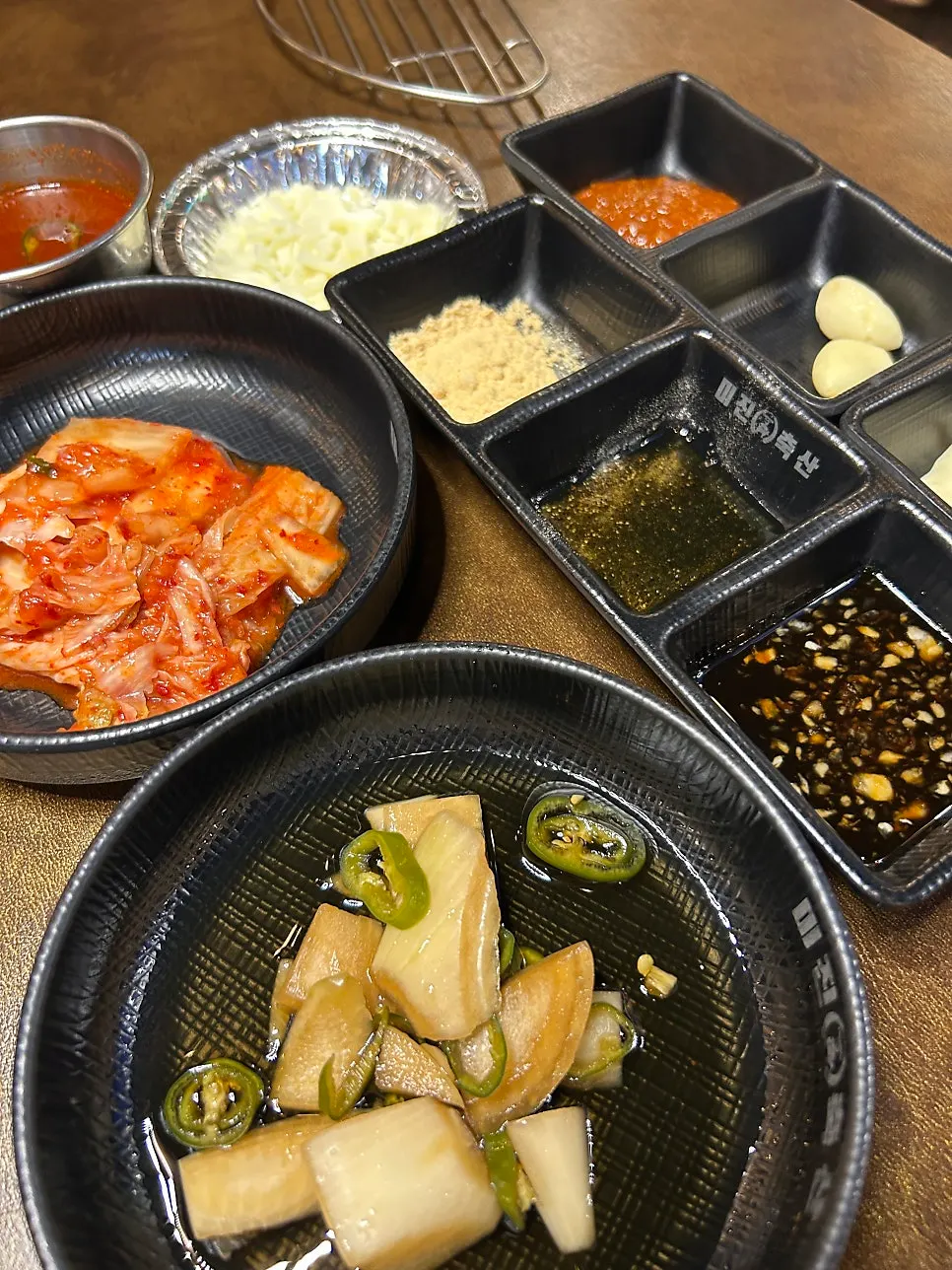 각종 소스와 기본찬 상차림