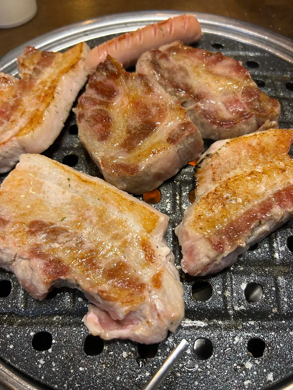 도톰하게 썬 생고기 한 접시