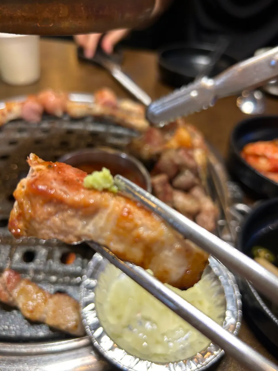 불판에서 노릇하게 구워지는 고기