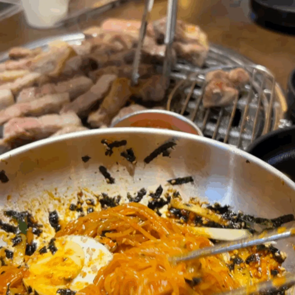 치즈에 말아 먹는 구운 고기 한 점