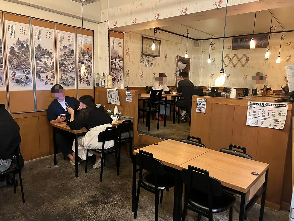 横に長く並んだテーブルがあるポチャの店内