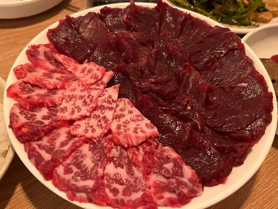 ムンティギとチャドルサシミが一緒に盛られた半々の膳