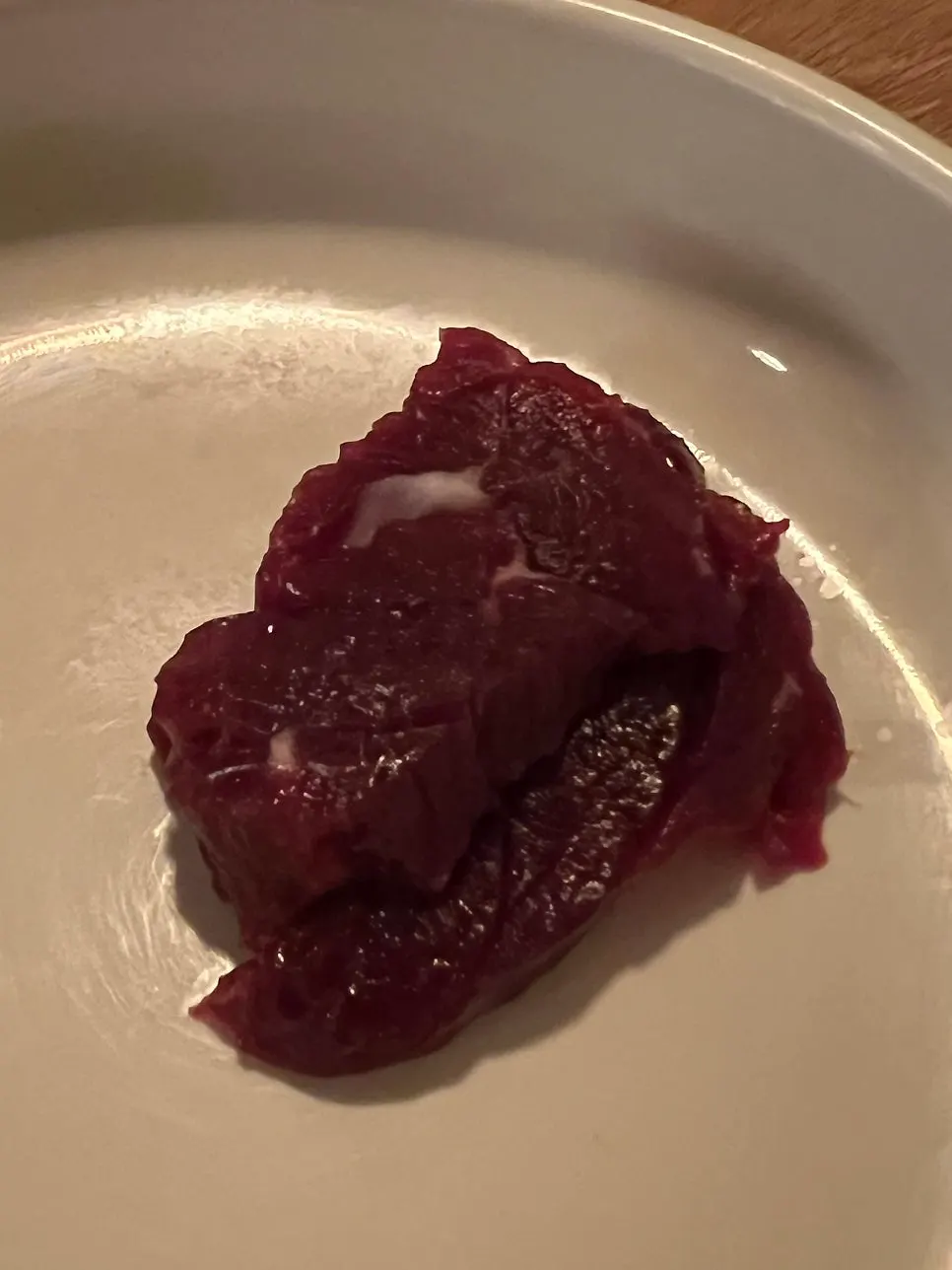 厚めに切られたムンティギの生肉