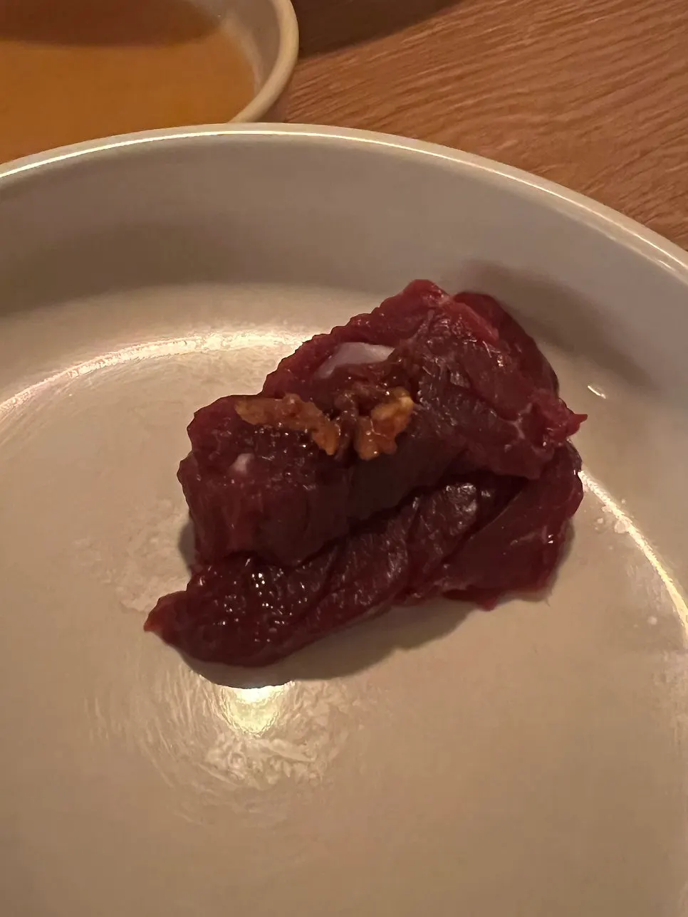 薬味だれを添えたムンティギ一切れ