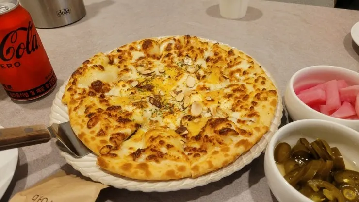 Table set with pizza and pasta