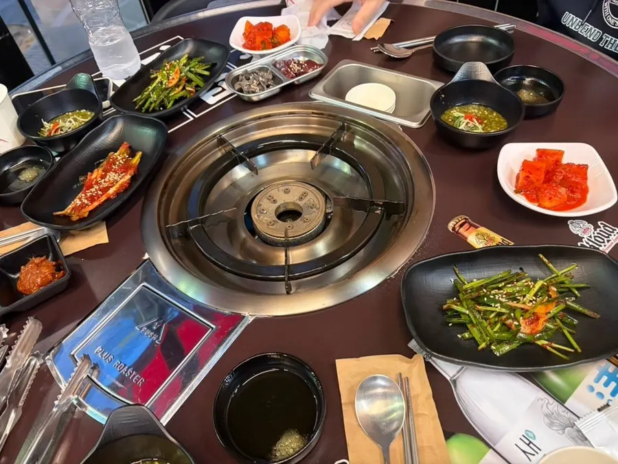 A variety of side dishes served with the gopchang