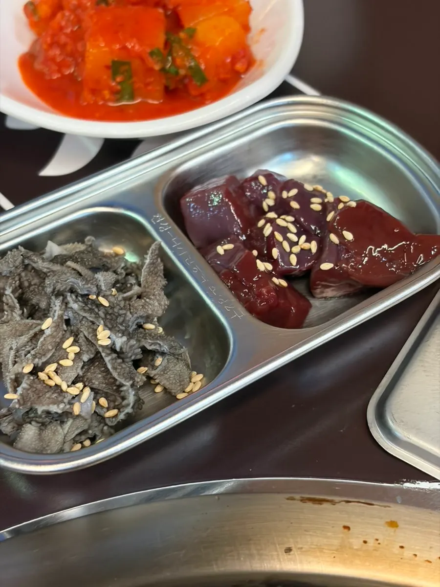 Same-day butchered raw liver and ginger served as default sides