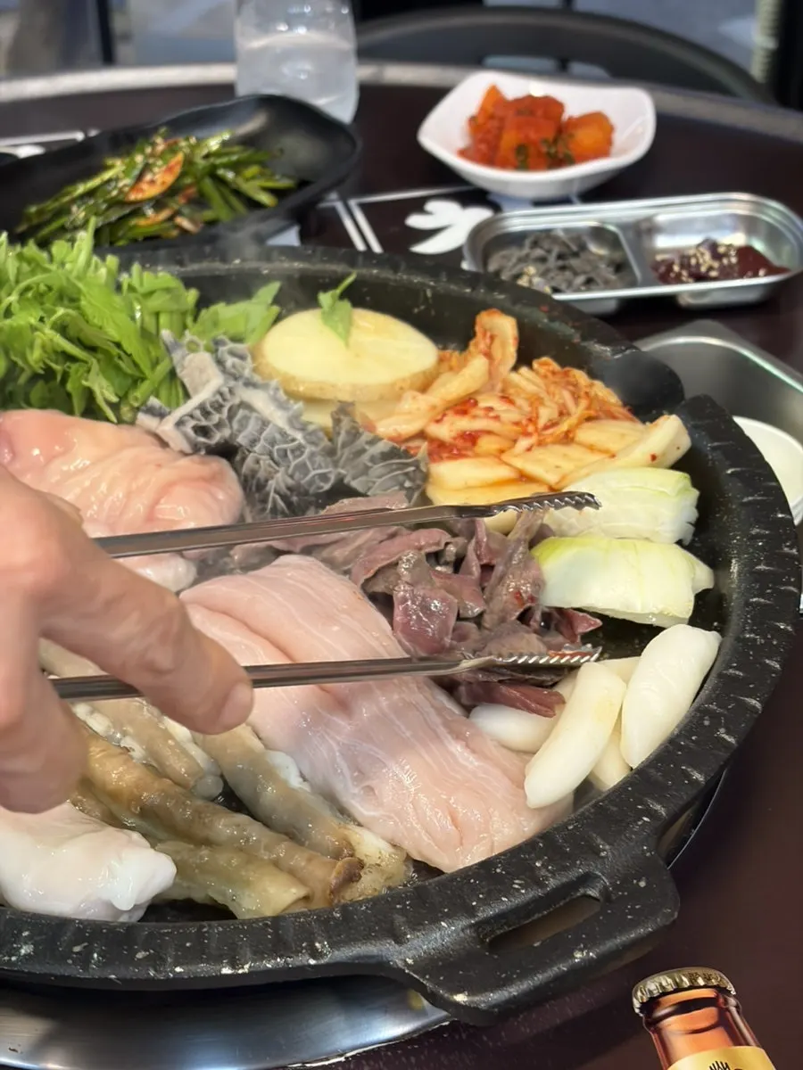 A plate of raw assorted hanwoo gopchang