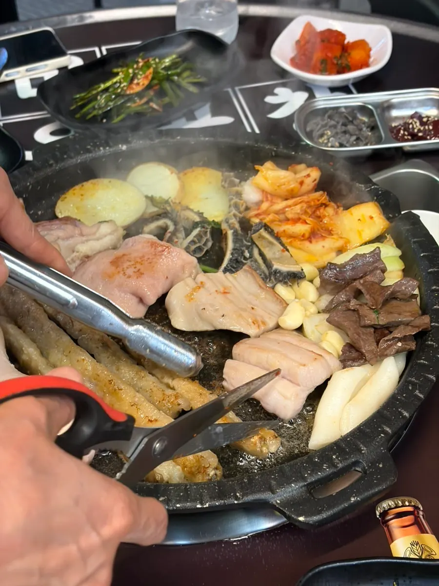 Raw gopchang and daechang on the griddle
