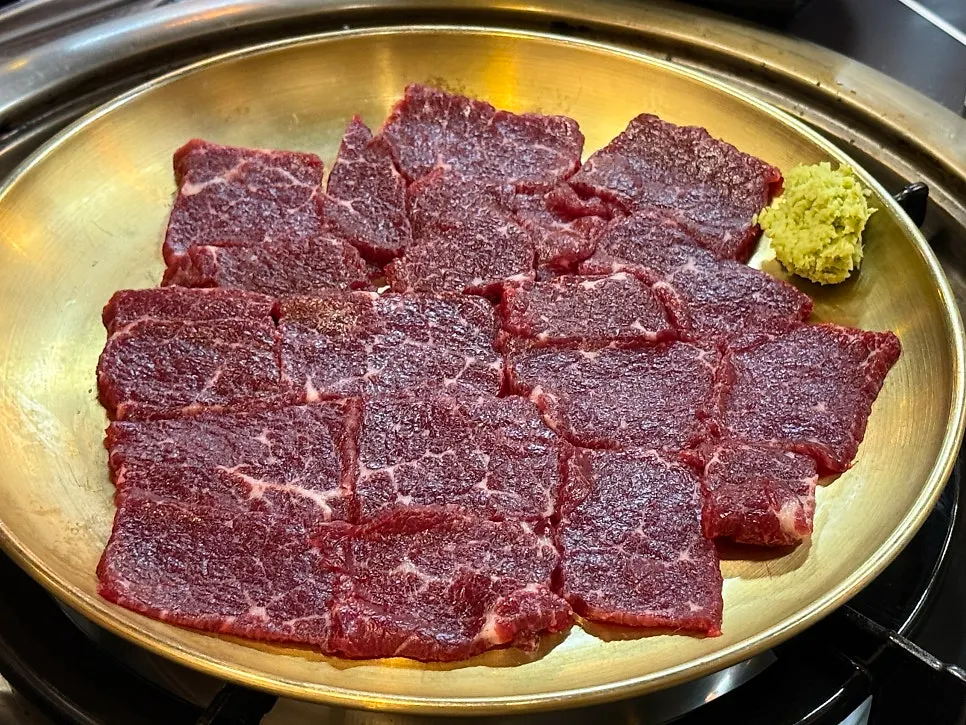 큼직하게 썬 당일도축 뭉티기 한 접시