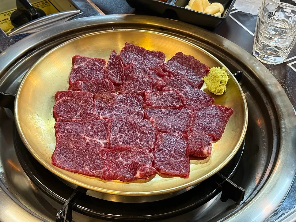 접시를 뒤집어도 붙어 있는 뭉티기
