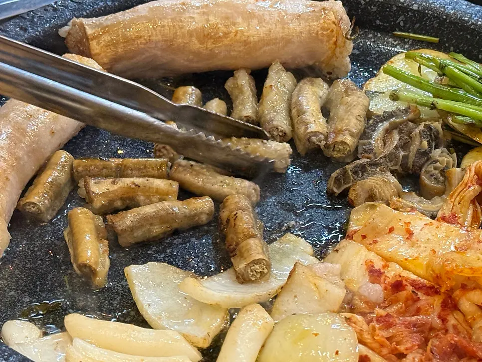 펼쳐서 구운 대창과 통대창