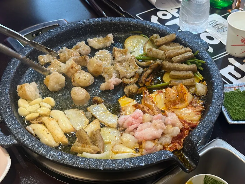 곱창과 함께 구운 김치와 감자