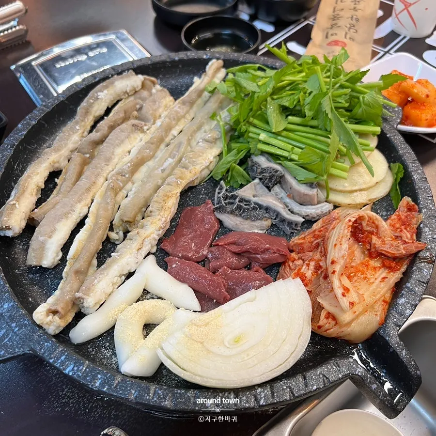 불판에서 노릇하게 구워진 한우곱창