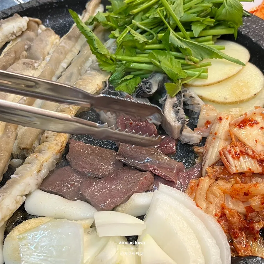 소스에 곁들여 먹는 한우곱창 한 점