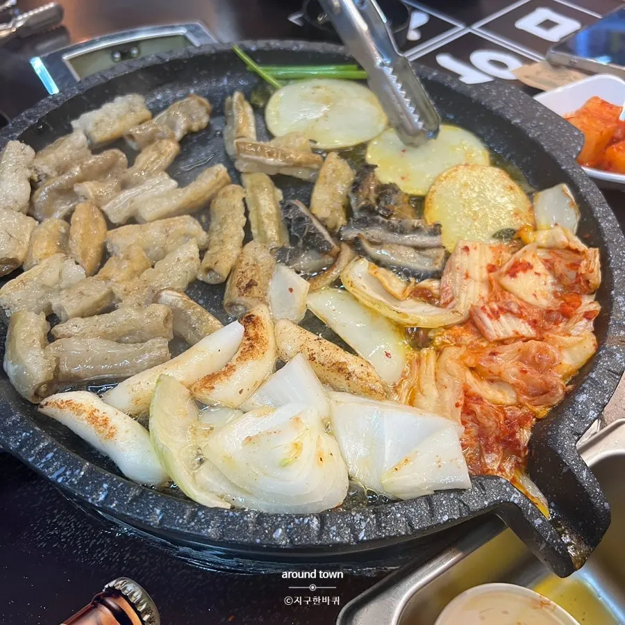 양파와 김치 등 곱창 곁들임