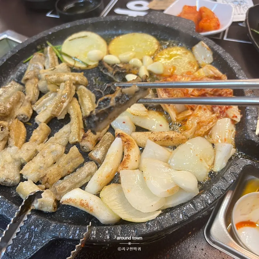 여러 부위를 함께 구워 먹는 곱창 불판