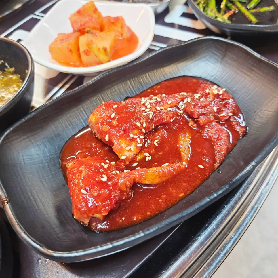 천엽과 생간, 기름장이 놓인 테이블