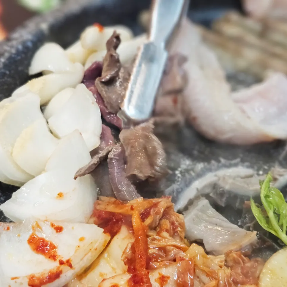직원이 불판에서 구워주는 한우곱창