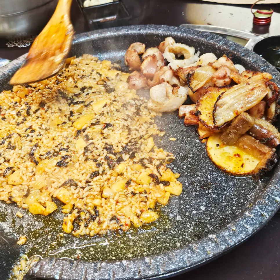완성된 깍두기 볶음밥 한 그릇