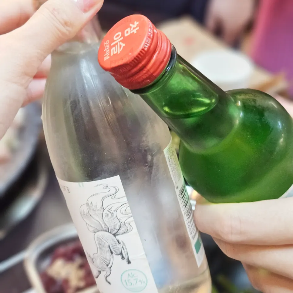 곱창과 함께 곁들인 소주잔