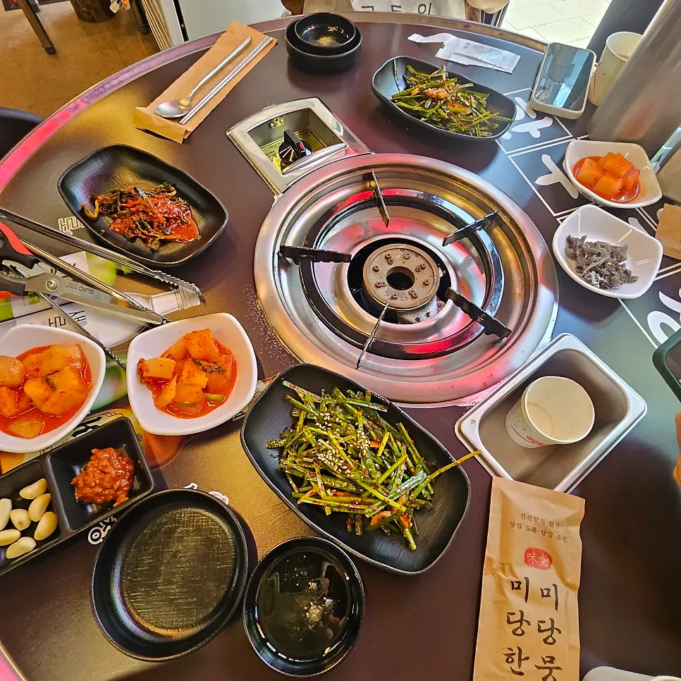 Table setting with seasoned chives and side dishes