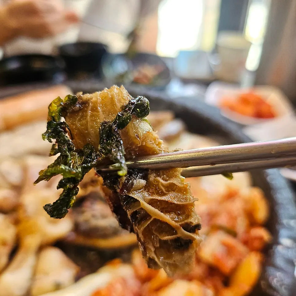 Grilled hanwoo heart dipped in sesame oil salt