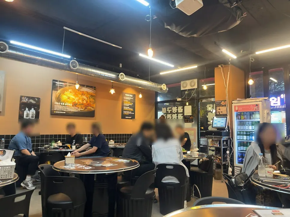 평일 저녁 손님이 있는 미당한우곱창 홀 내부